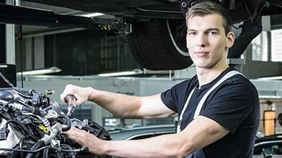 Automobil-Mechatroniker:in EFZ Fachrichtung Personenwagen w&auml;hrend der Arbeit.