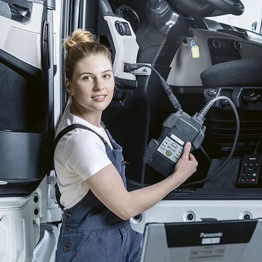 Automobil-Fachmann / Automobil-Fachfrau EFZ Fachrichtung Nutzfahrzeuge w&auml;hrend der Arbeit.